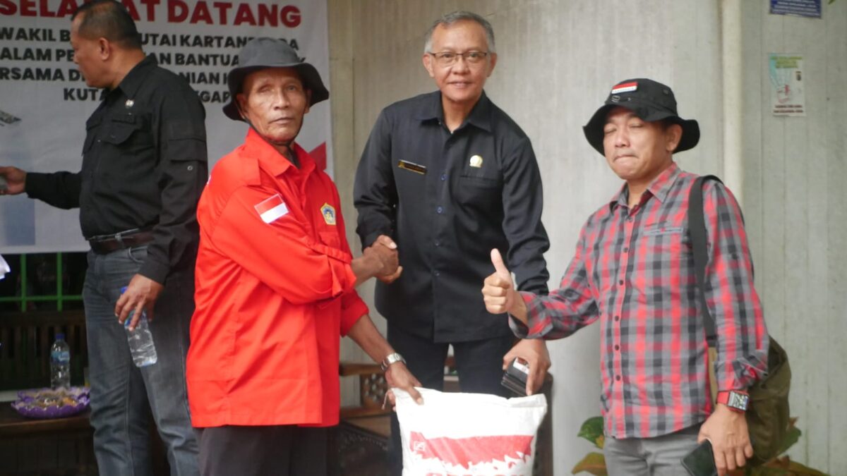Wakil Ketua DPRD Kaltim, Muhammad Samsun saat memberikan bantuan kepada Gapoktan di kabupaten Kukar (Foto: Istimewa)