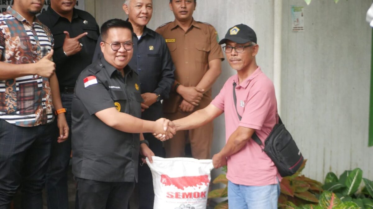 Wakil Bupati Kukar, Rendi Solihin saat memberikan bantuan pupuk organik ke beberapa desa di kecamatan Tenggarong Seberang (Foto: Istimewa)