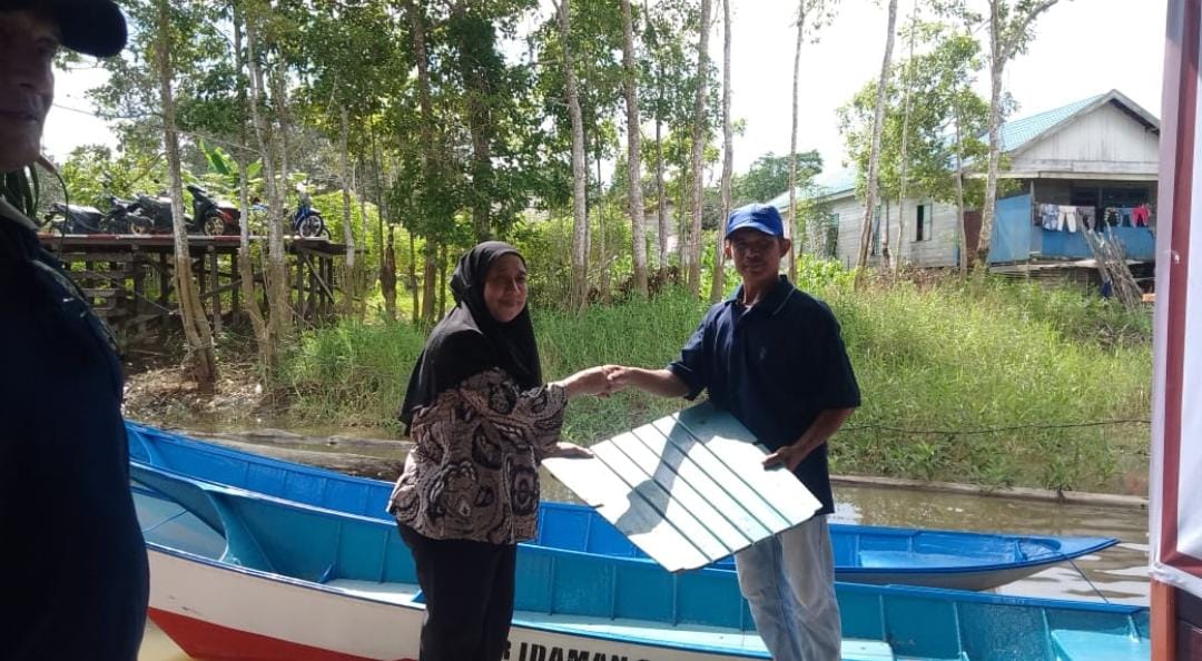 Anggota Komisi II DPRD Kaltim, Ely Hartati Rasyid saat memberikan bantuan perahu kepada nelayan di kecamatan Muara Muntai, Kukar (Foto : Istimewa)