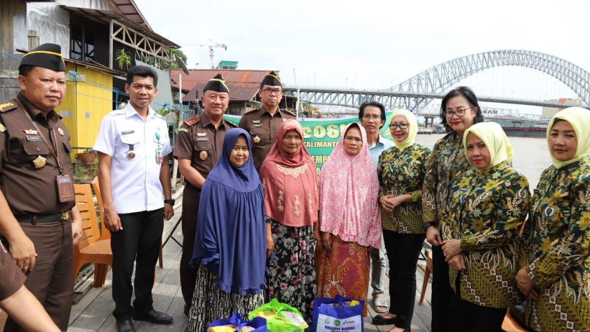 Penyaluran bantuan sembako 9leh Kejati Kaltim (Foto: Humas Kejati Kaltim)