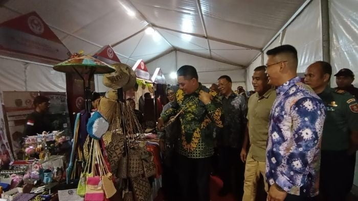Wali Kota Samarinda, Andi Harun saat mengunjungi beberapa tenant di acara Street Food Festival (Foto: Istimewa)