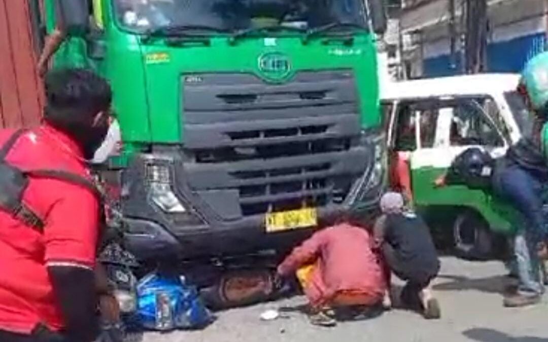 Proses evakuasi motor Suzuki nopol KT 3190 YA milik korban (Foto: Istimewa)