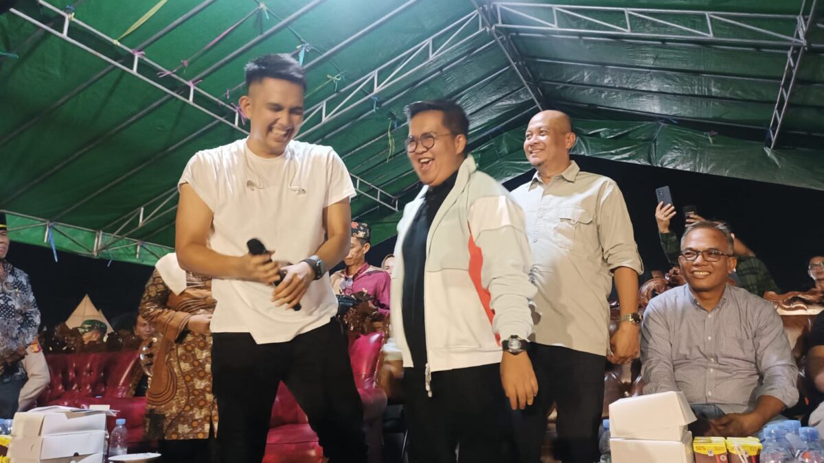 Indra Sinaga bersama Wakil Bupati Kukar, Rendi Solihin dalam acara penutupan Erau Adat Benua Tuha di Desa Sabintulung (Foto: Istimewa)