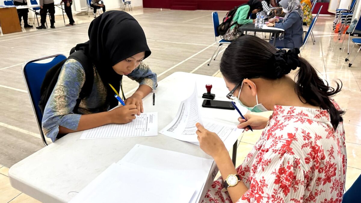 Yunia Anggely Syahdat saat mendaftar sebagai Polwan (Foto: Istimewa)