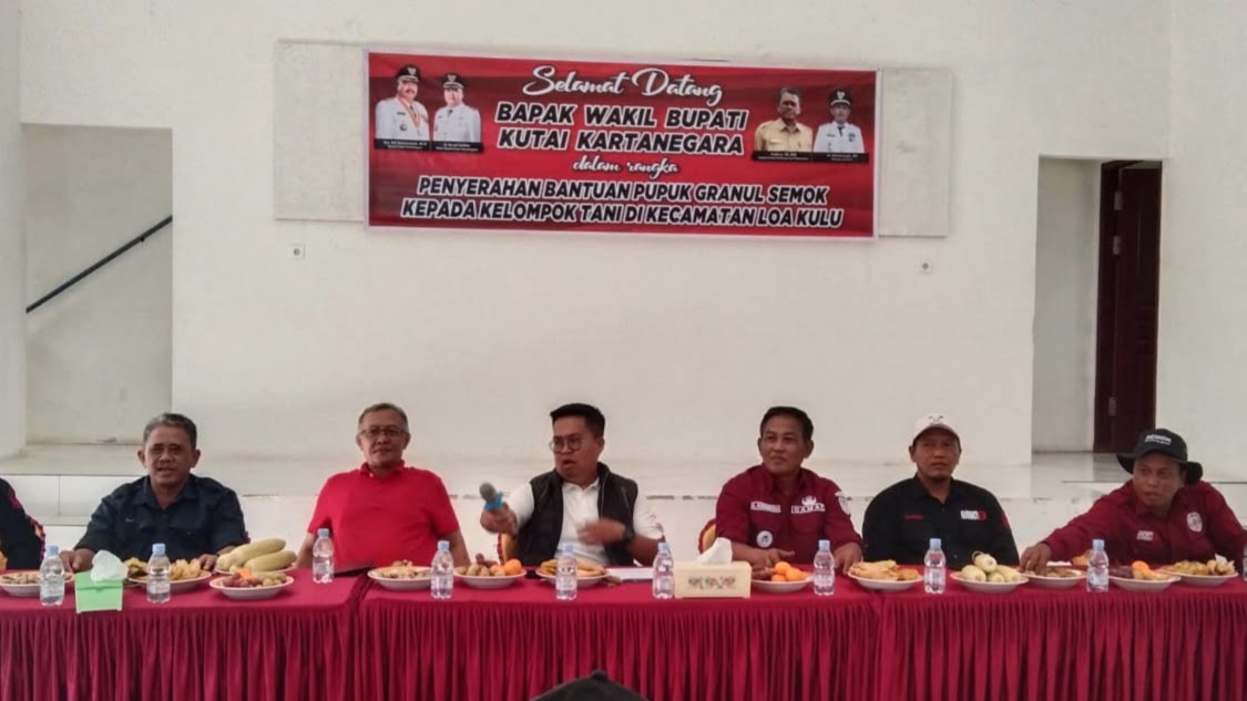 Wakil Ketua DPRD Kaltim, Muhammad Samsun bersama Wakil Bupati Kukar Rendi Solihin dalam acara penyerahan bantuan pupuk ke beberapa desa di Kukar (Foto : Istimewa)