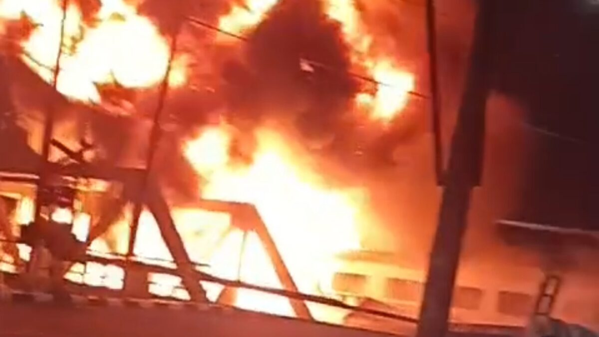 Tangkapan layar dari video kereta api Brantas menabrak truk trailer yang telah beredar (Foto: Istimewa)