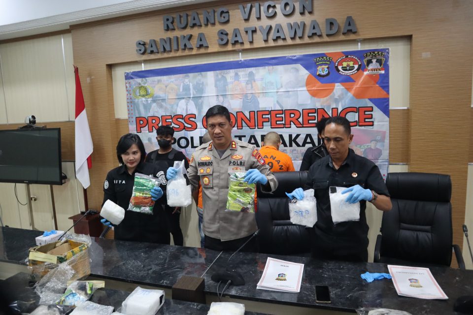 Kapolres Tarakan, AKBP Ronaldo Maradona saat memimpin rilis kasus peredaran sabu 10 kilogram dari tangan dua tersangka. (Foto: Istimewa)