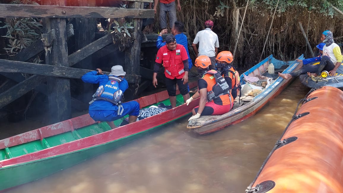 Proses evakuasi korban terkaman buaya oleh Tim SAR gabungan (Foto: Istimewa)