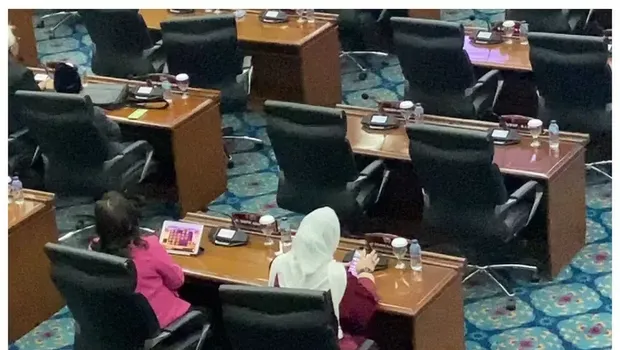 Tangkapan layar dari video yang beredar perihal anggota DPRD DKI Jakarta yang tengah bermain game slot saat rapat paripurna (Foto: Google)
