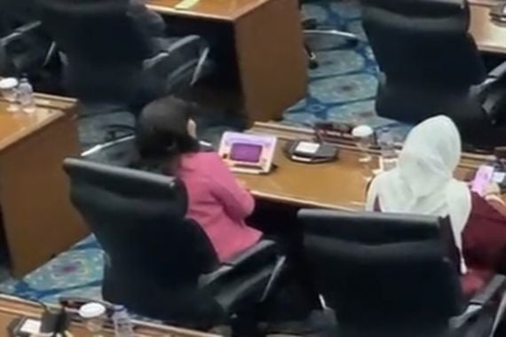 Legislatif wanita berinisial CM tampak membuka permainan saat sedang rapat Paripurna (Foto: Istimewa)