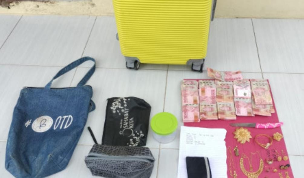 Barang bukti hasil curian seorang ibu berinisial MS (Foto: Klausa)