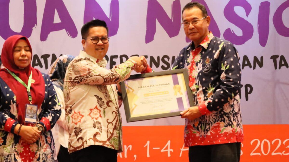 Wakil Bupati Kukar, Rendi Solihin saat menerima penghargaan dari Adinkes (Foto: Istimewa)