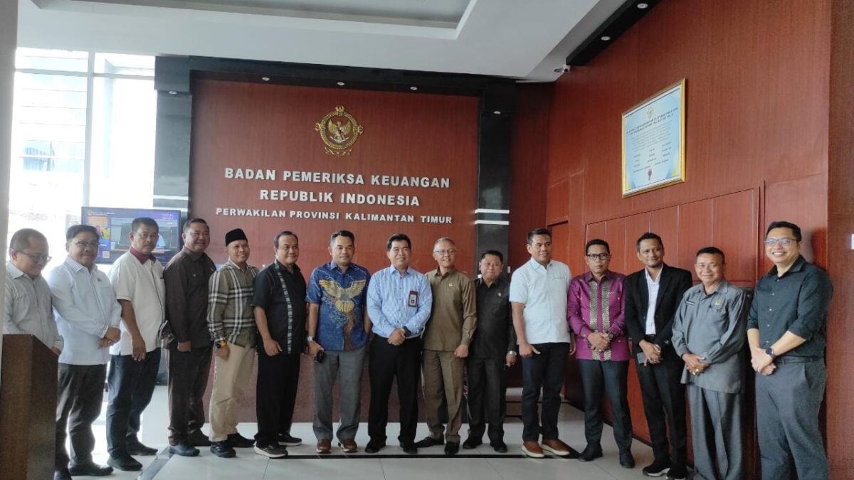 Foto bersama usai unsur Pimpinan DPRD Kaltim melakukan Konsultasi ke Kantor BPK RI Perwakilan Kaltim, jalan M Yamin, Kota Samarinda. (foto: Apr/Klausa)