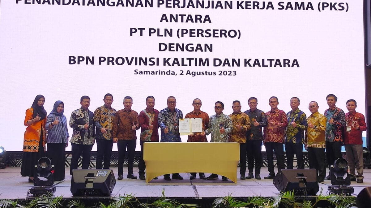 Foto bersama usai penandatanganan PKS antara BPN Kaltim-Kaltara dan PT PLN (Persero), di Hotel Mercure, jalan Mulawarman, Kota Samarinda. (foto: Apr/Klausa)