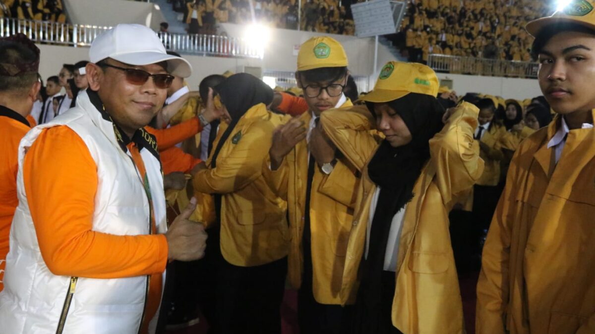 Rektor Unmul Abdunnur saat berinteraksi dengan mahasiswa baru angkatan 2023 (Foto: Apr/Klausa)