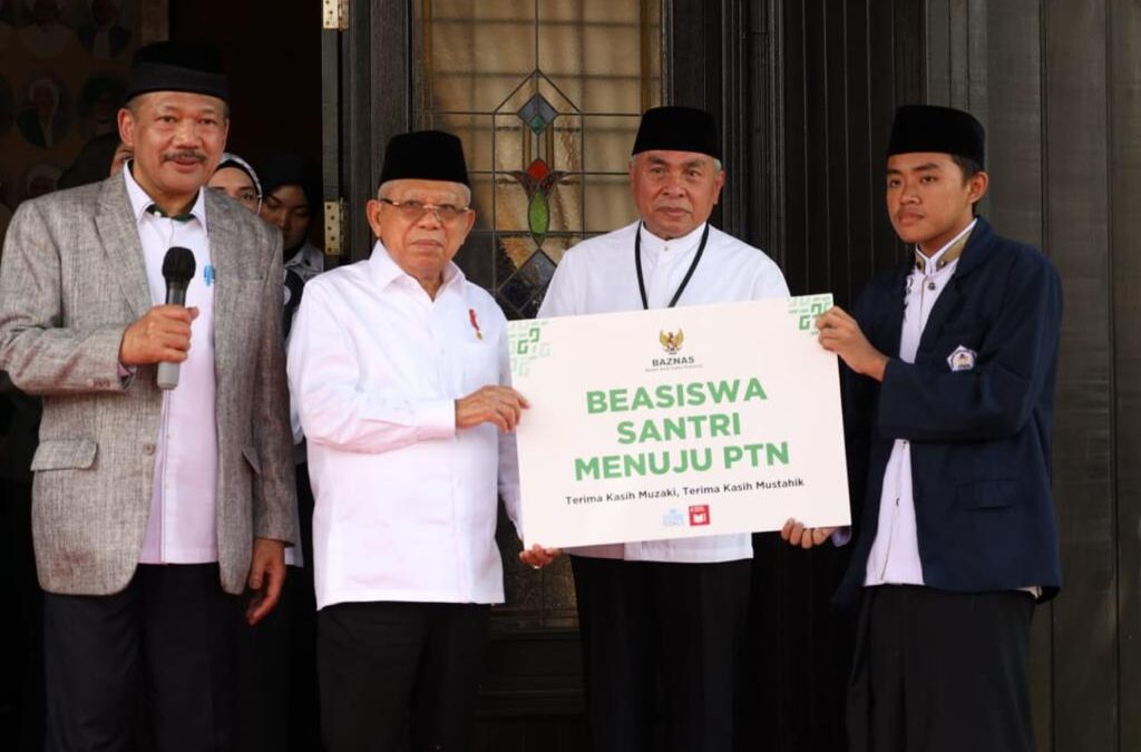 Penyerahan bantuan beasiswa PTN kepada santri ponpes Nabil Husein (Foto: Istimewa)