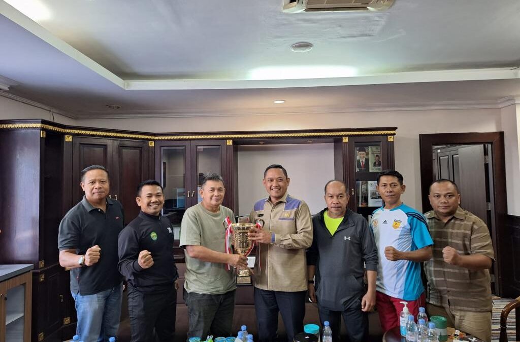 Wakil Ketua DPRD Kaltim, Ir Seno Aji saat mendapat kunjungan dari tim Karatedo Kaltim (Foto: Istimewa)