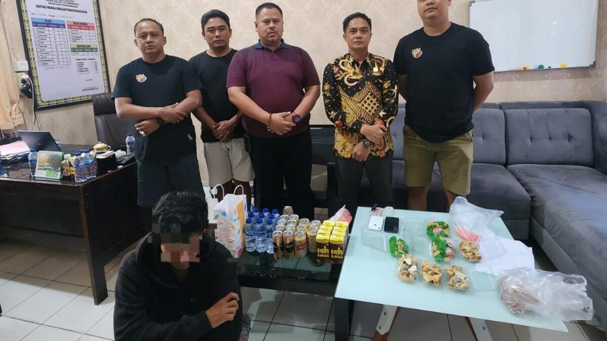 Pelaku penyelundupan narkoba, AN setelah diamankan oleh petugas (Foto: Klausa)