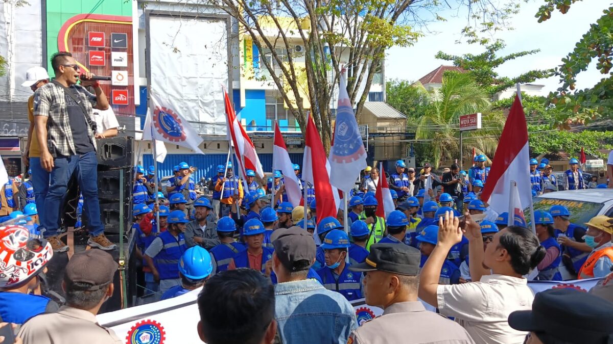 Ratusan buruh peti kemas berunjuk rasa di depan Pengadilan Negeri Samarinda, Senin (07-08-2023). (Foto: Klausa)