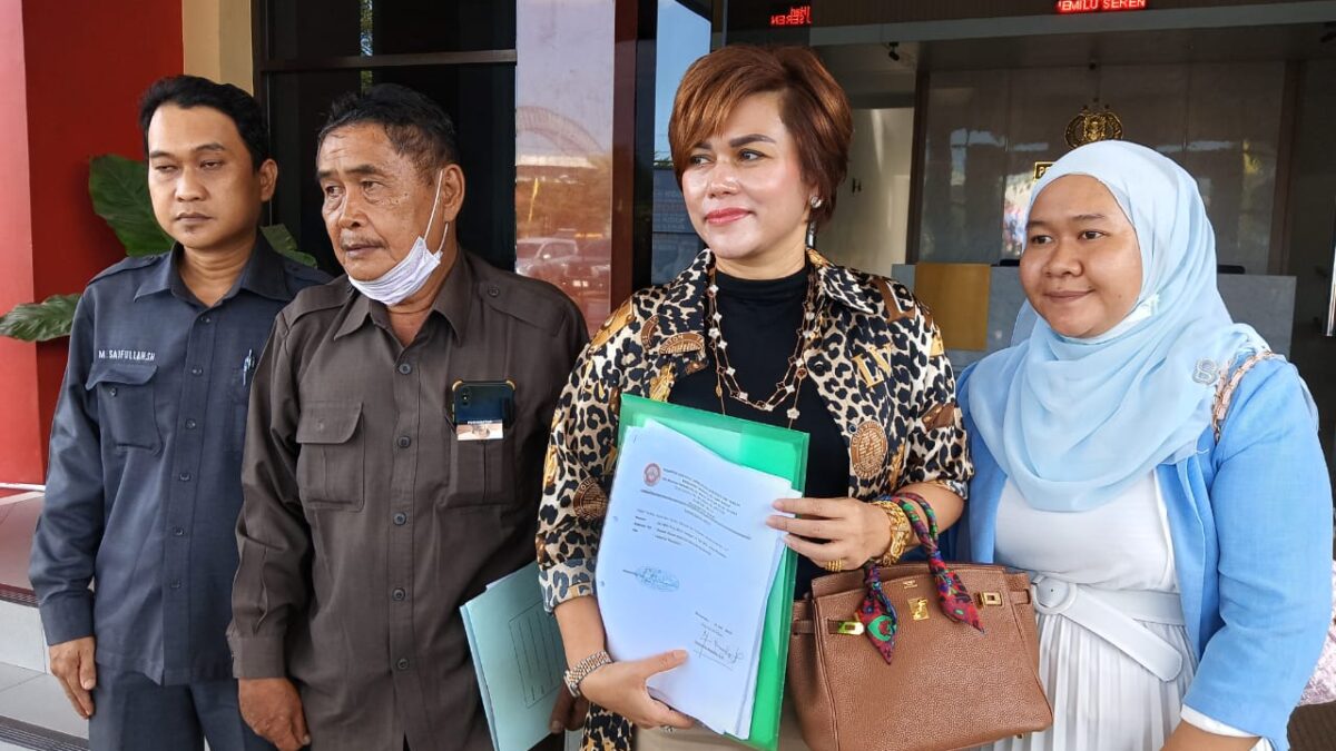 Irma Suryani (tengah) didampingi tim kuasa hukumnya melaporkan seorang oknum anggota DPRD Kaltim di Mapolresta Samarinda. (Foto: Istimewa)