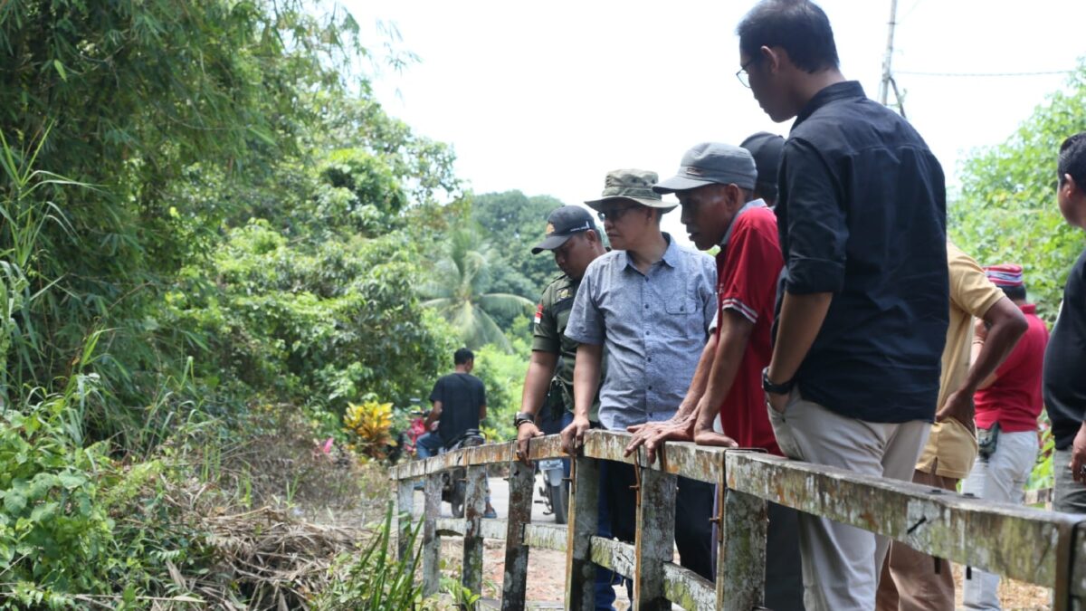 Samsun bersama warga Ambararawang Laut, saat melakukan pengecekan sungai yang perlu dinormalisasi. (Foto: Istimewa)