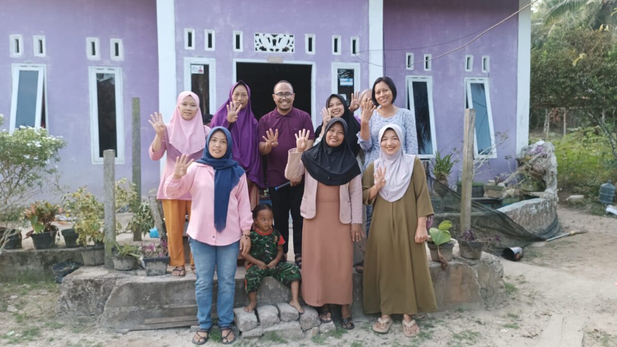 Rahmat Dermawan foto bersama warga Desa Beringin Agung usai membagikan bantuan (Foto: Istimewa)