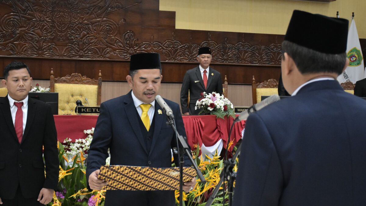 Ketua DPRD Provinsi Kaltim Hasanuddin Masud saat mengambil sumpah dan jabatan Kaharuddin Jafar. (Humas DPRD Kaltim)
