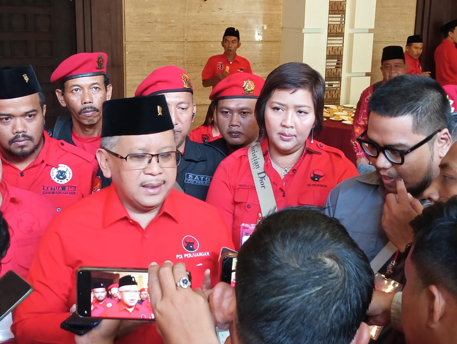 Sekjen DPP PDI Perjuangan, Hasto Kristiyanto saat diwawancarai awak media. (Foto: Klausa)