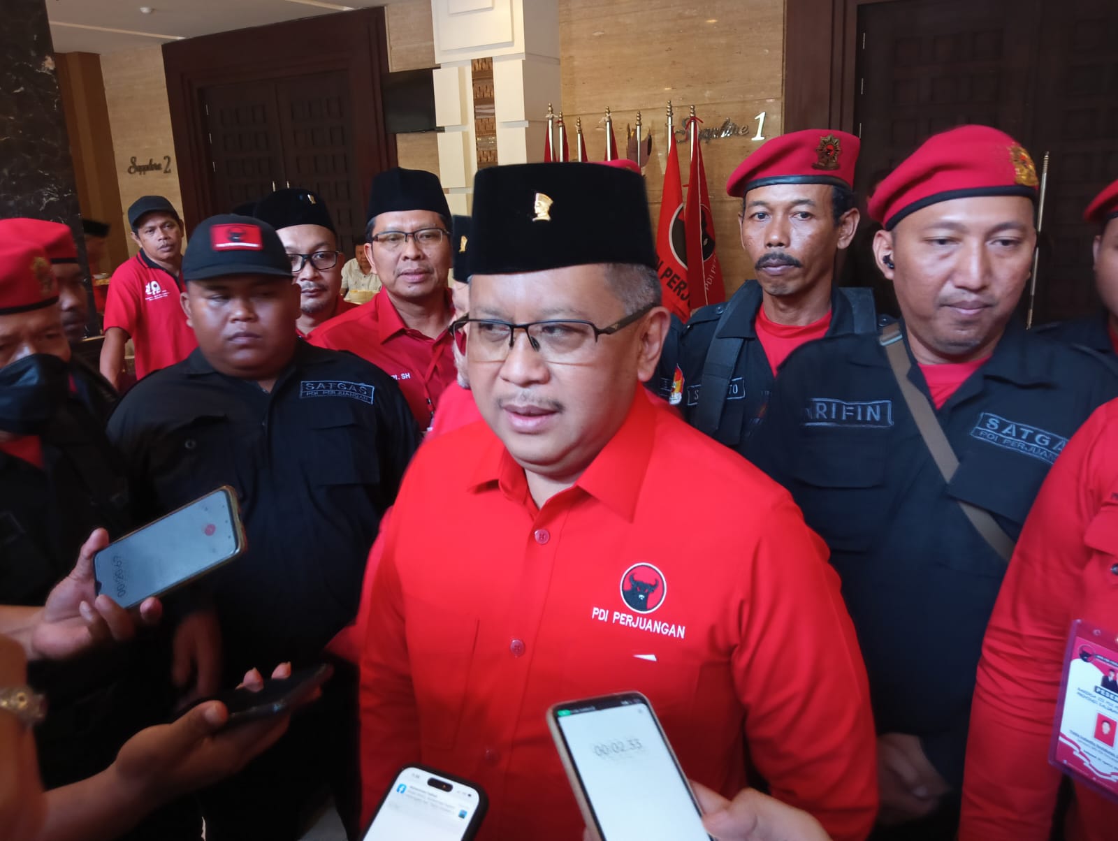 Sekjen DPP PDI Perjuangan, Hasto Kristiyanto saat diwawancarai awak media. (Foto: Klausa)