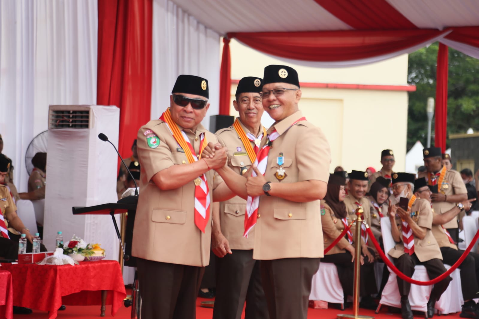 Penyerahan penghargaan Lencana Pancawarsa kepada Wakil Ketua DPRD Kaltim, Muhammad Samsun oleh Gubernur Kaltim, Isran Noor (Foto: Istimewa)