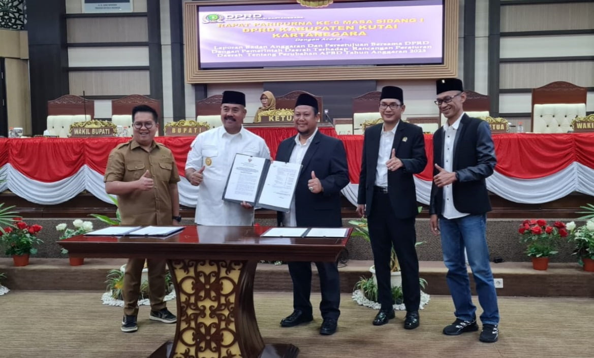Pengesahan dokumen persetujuan APBD Perubahan 2023 oleh pimpinan DPRD Kukar dan Bupati Kukar. (Foto: Istimewa)