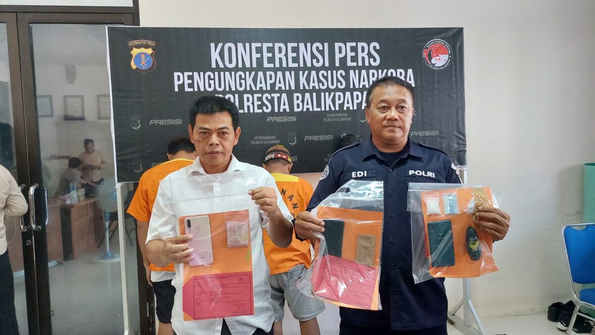 Ketiga pelaku beserta barang bukti saat dihadirkan dalam konferensi pers Polresta Balikpapan (Foto: Istimewa)