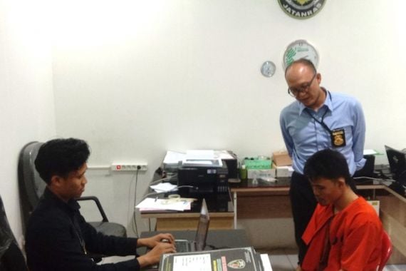 Penyidik Subdirektorat Kejahatan dan Kekerasan (Jatanras) Ditreskrimum Polda Sumsel memeriksa Dencik (berbaju tahanan) yang menjadi tersangka kasus curanmor. (Foto: Jpnn.com)