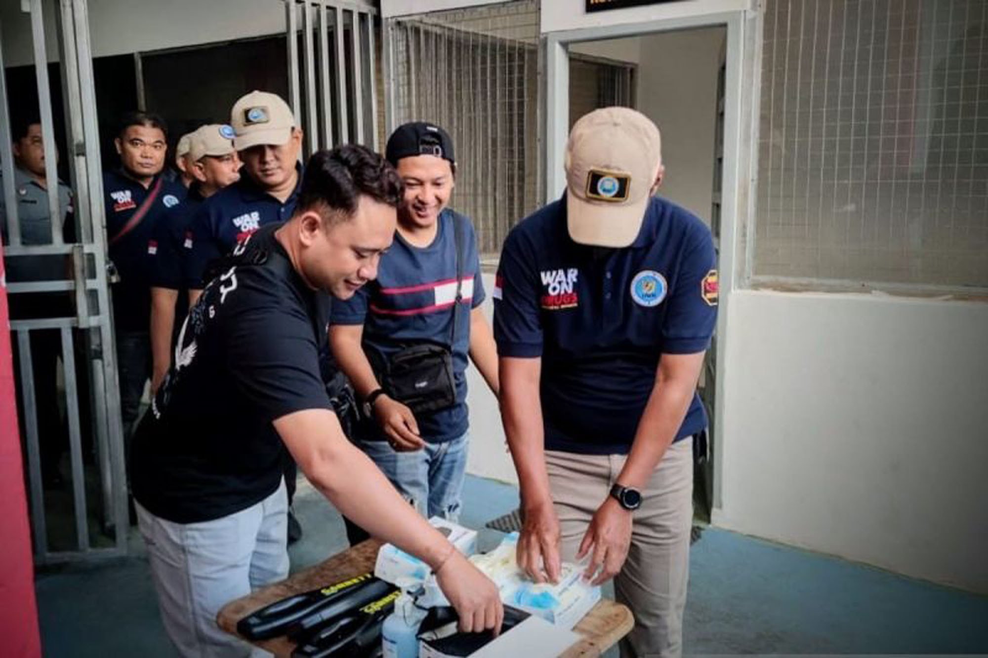 Petugas gabungan dari TNI, Polri, dan BNN melakukan penggeledahan di Lapas Balikpapan, Selasa (22/8). (Foto: Jpnn.com)