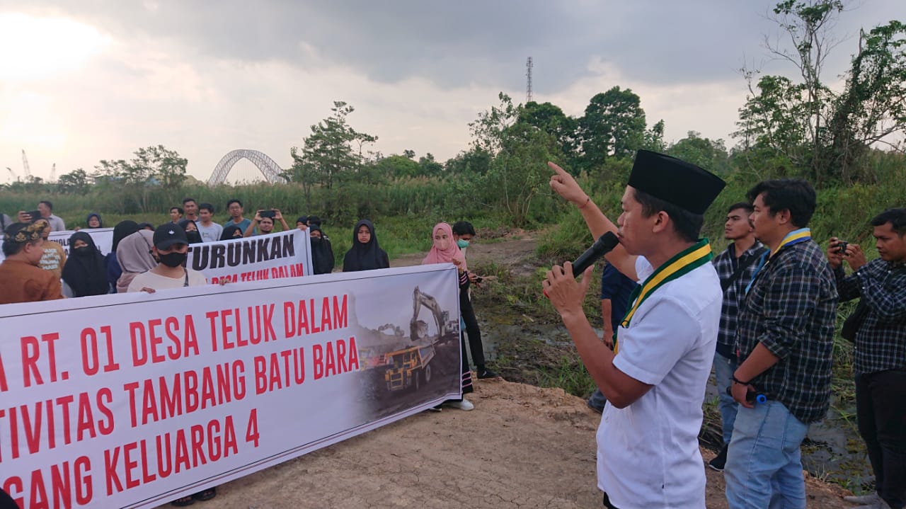 Warga beserta SEMMI Kukar dan JATAM Kaltim saat menggeruduk area pertambangan ilegal di Desa Teluk Dalam. (Foto: Istimewa)