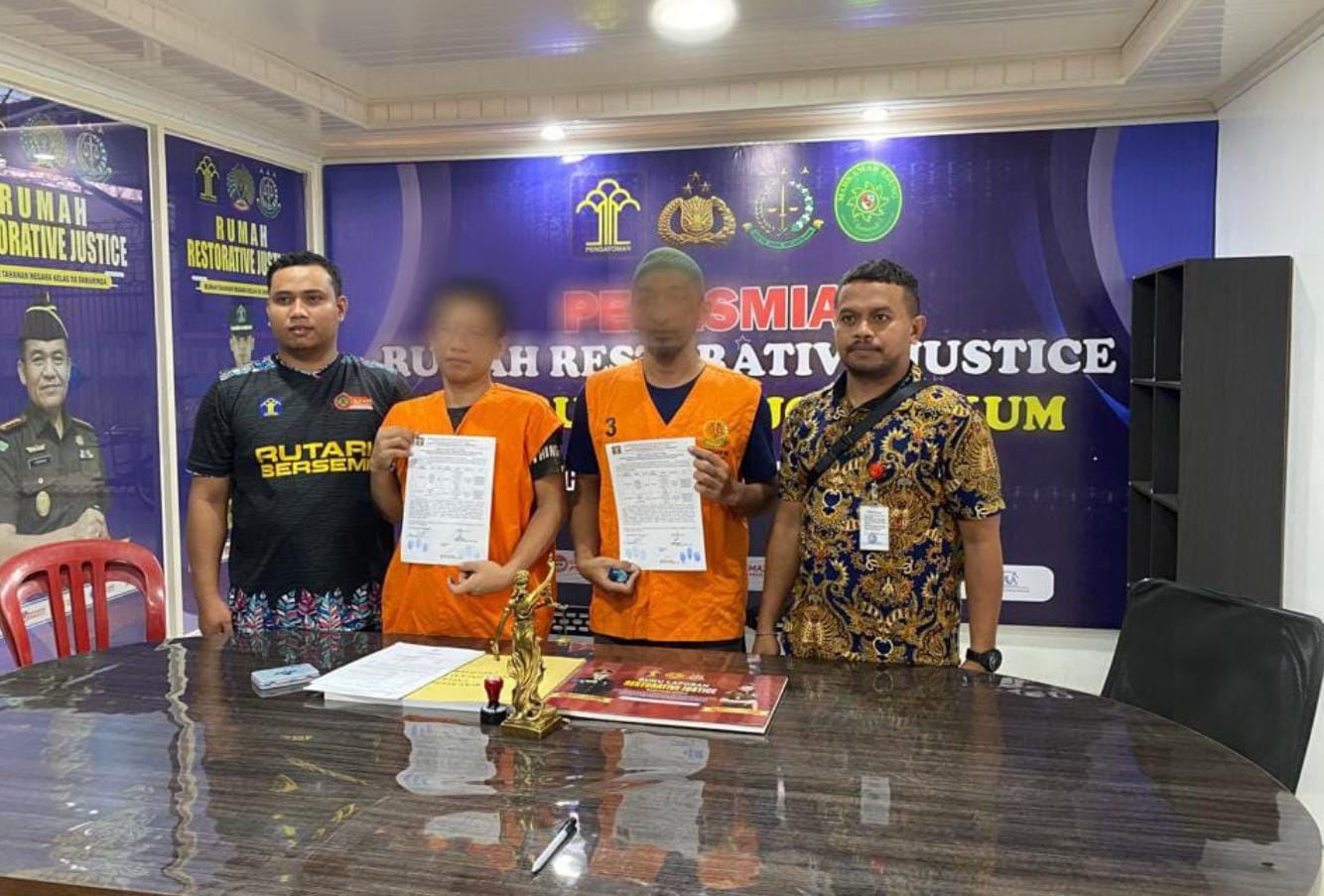 Dua napi kasus pencurian yang dibebaskan dengan proses restorative justice (Foto: Istimewa)