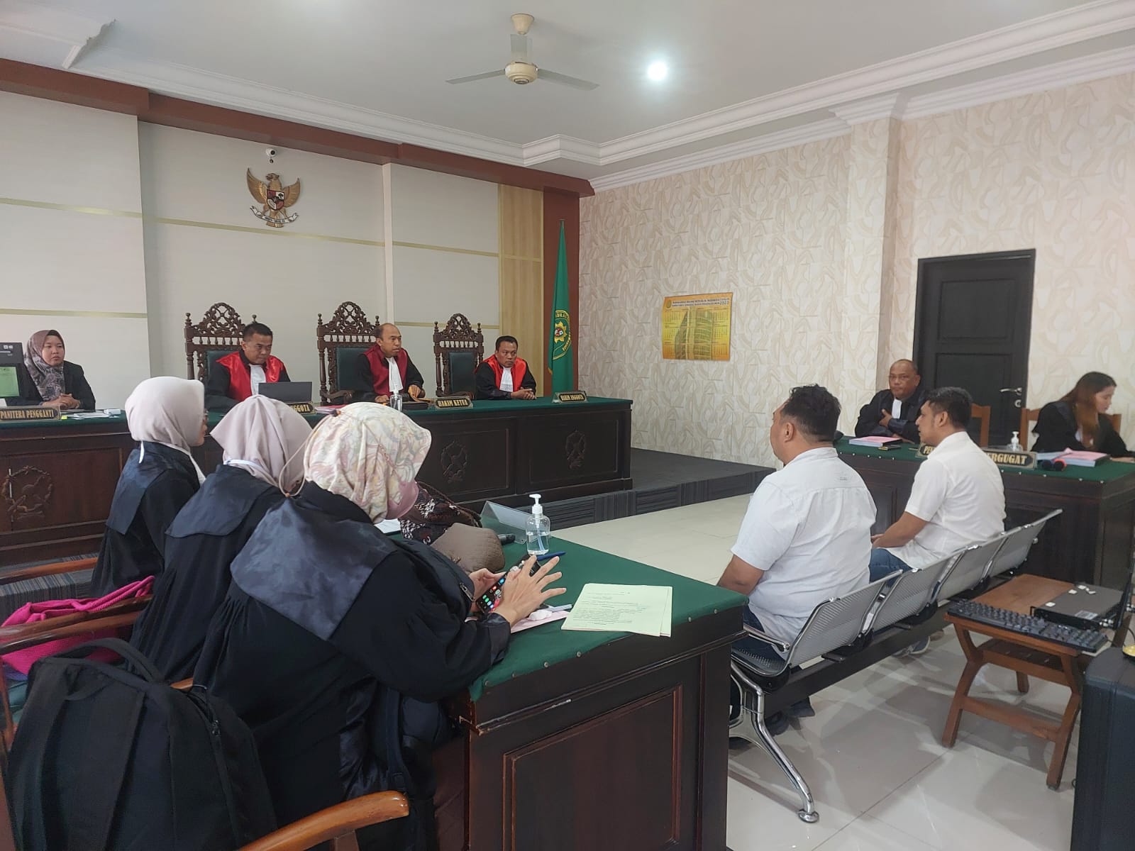 Tersangka kasus korupsi Syahranie dan Arie Sunanda saat didudukan dalam kursi pesakitan di PN Tipikor Samarinda, pada Selasa (26/9/2023). (Foto: Istimewa)