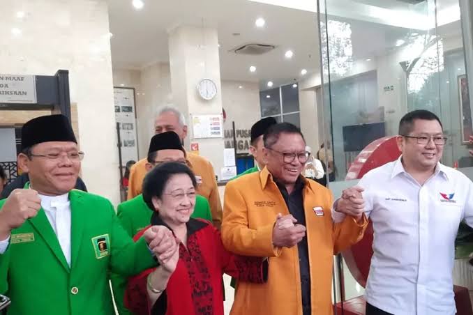 Muhamad Mardiono, Megawati Soekarnoputri, Oesman Sapta Odang, Hary Tanoesoedibjo usai pertemuan antar Ketua Umum Partai pendukung Ganjar Pranowo dalam Pilpres 2024 (Foto: Google)