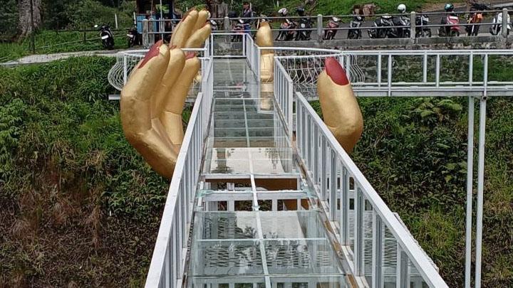 Wahana jembatan kaca The Geong yang pecah dan mengakibatkan wisatawan meninggal (Foto: Istimewa)