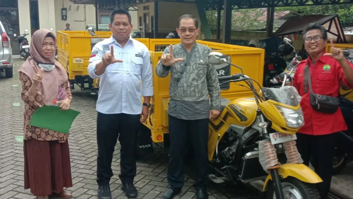 Kepala Desa Batuah, Abdul Rasyid bersama Kepala DLHK Kukar Alfian Noor (Foto: Dy/Klausa)
