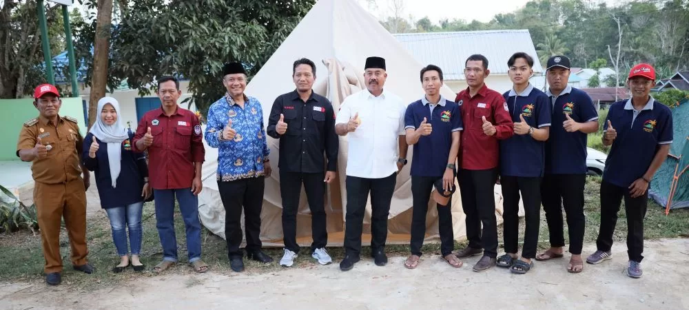 Bupati Kukar, Edi Damansyah memberikan bantuan sepeda lipat dan tenda kepada Pokdarwis Dewi Arum (Foto: Istimewa)
