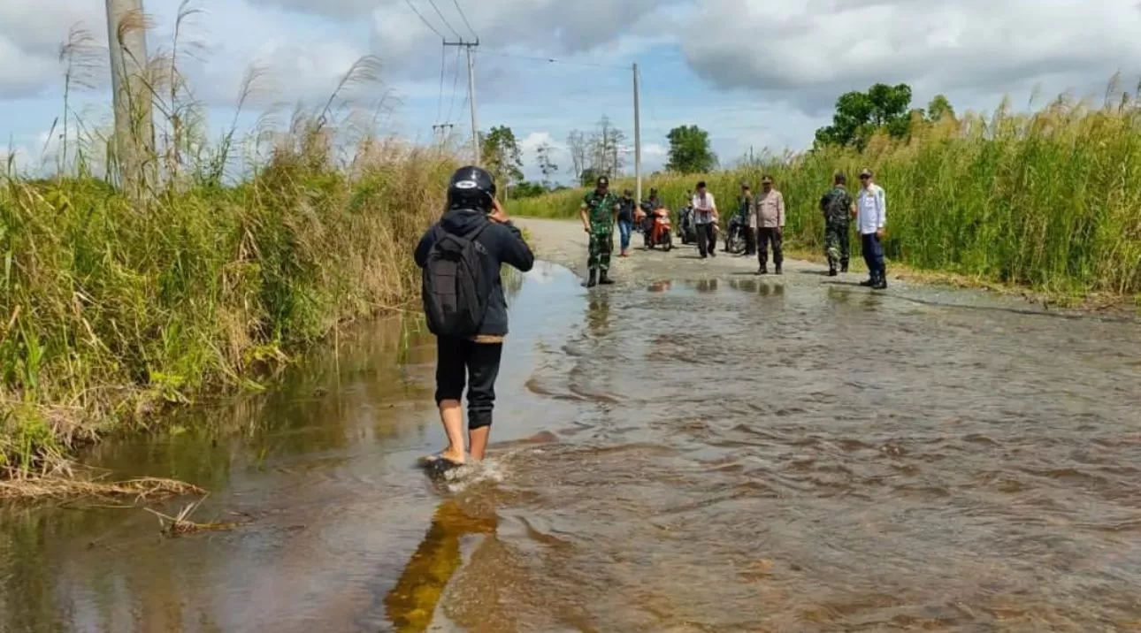 Salahsatu jalan di kecamatan Muara Munta yang membutuhkan perbaikan (Foto: Istimewa)