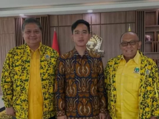 Airlangga Hartarto (kiri), Gibran Rakabuming Raka (tengah), dan Abu Rizal Bakrie (kanan). (Foto: Istimewa)
