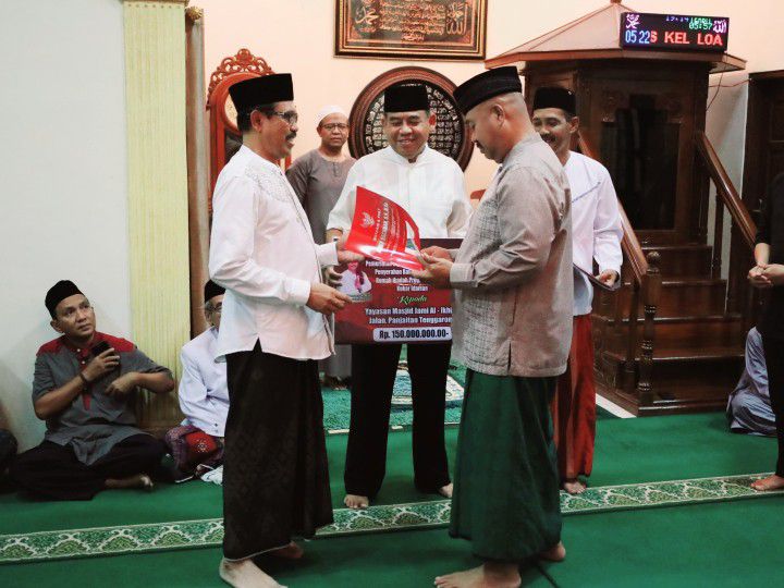 Bupati Kukar, Edi Damansyah memberikan bantuan hibah kepada pengurus Masji al-Ikhlas (Foto: Dy/Klausa)