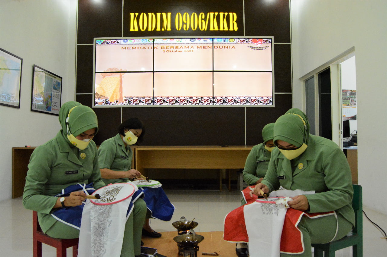 Persit Kartika Chandra Kirana Dim 0906/KKR saat membatik bersama Komunitas Sahabat Tuli (Foto: Dy/Klausa)