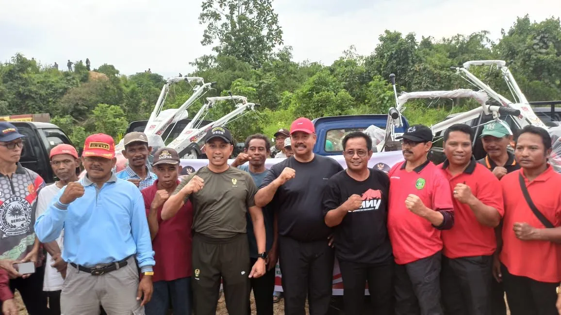 Bupati Kukar, Edi Damansyah bersama Dandim 0906/KKR Letkol Inf Jeffry Satria dan masyarakat meramaikan HUT TNI ke-78 (Foto: Dy/Klausa)