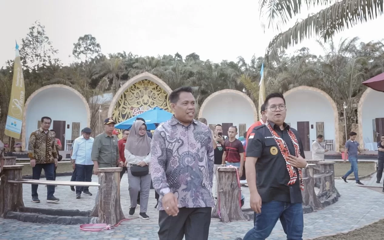 Wakil Bupati Kukar, Rendi Solihin saat berkunjung ke Taman Wisata Emastri dan Resort (Foto: Dy/Klausa)