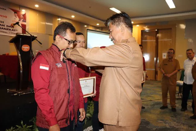 Pemberian penghargaan kepada lima pendamping PKH oleh Dinsos Kukar (Foto: Dy/Istimewa)