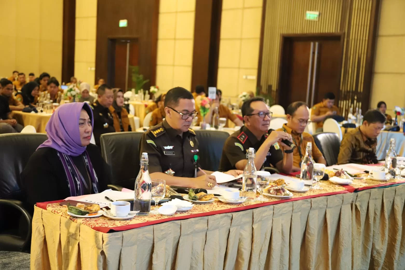 Lima juri mengajukan pertanyaan kepada peserta. Kajati Kaltim, Hari Setiyono (pegang mic) menjadi satu dari lima juri tersebut. (Foto: Istimewa)