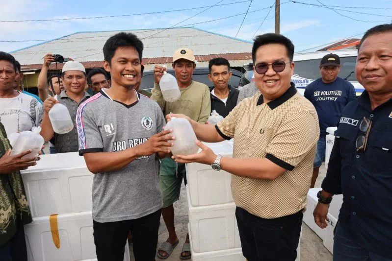 Wakil Bupati Kukar, Rendi Solihin menyalurkan bantuan 2 juta bibit udang windu (Foto: Istiimewa)